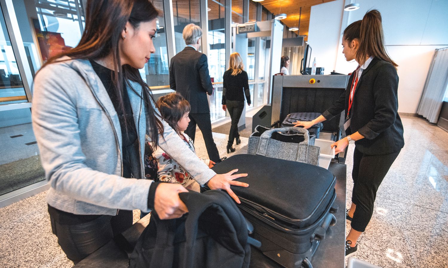Luggage in cruise terminal going through security: how many bags can you bring?