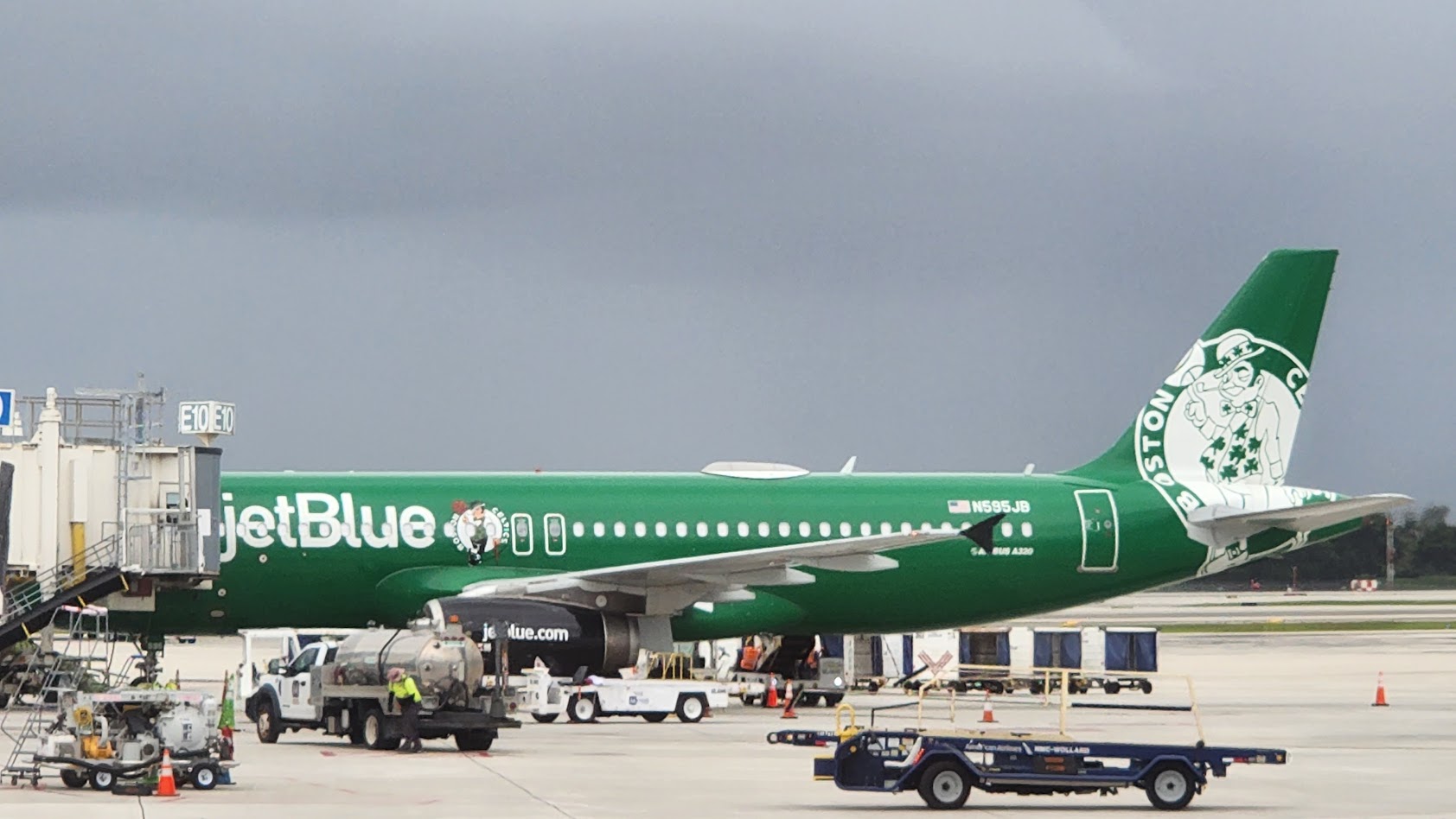 JetBlue Celtics plane