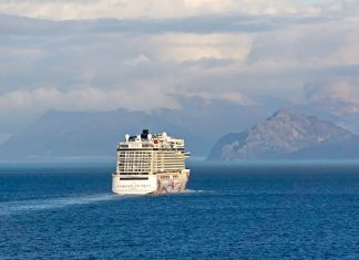 “My Cruise Price Dropped $4,700 After Final Payment”: NCL’s One-Time Rule Norwegian Cruise Line ship in Alaska