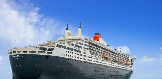 Queen Mary 2 at sea
