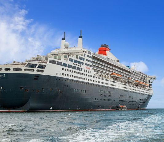 Queen Mary 2 at sea