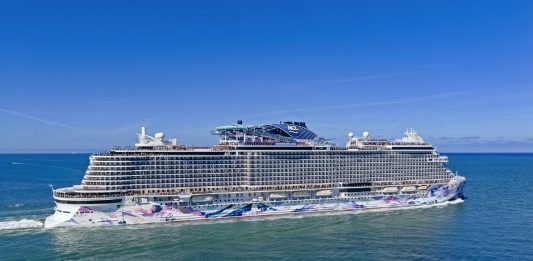 Norwegian Luna at sea