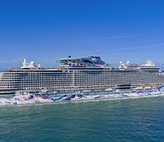 Norwegian Luna at sea