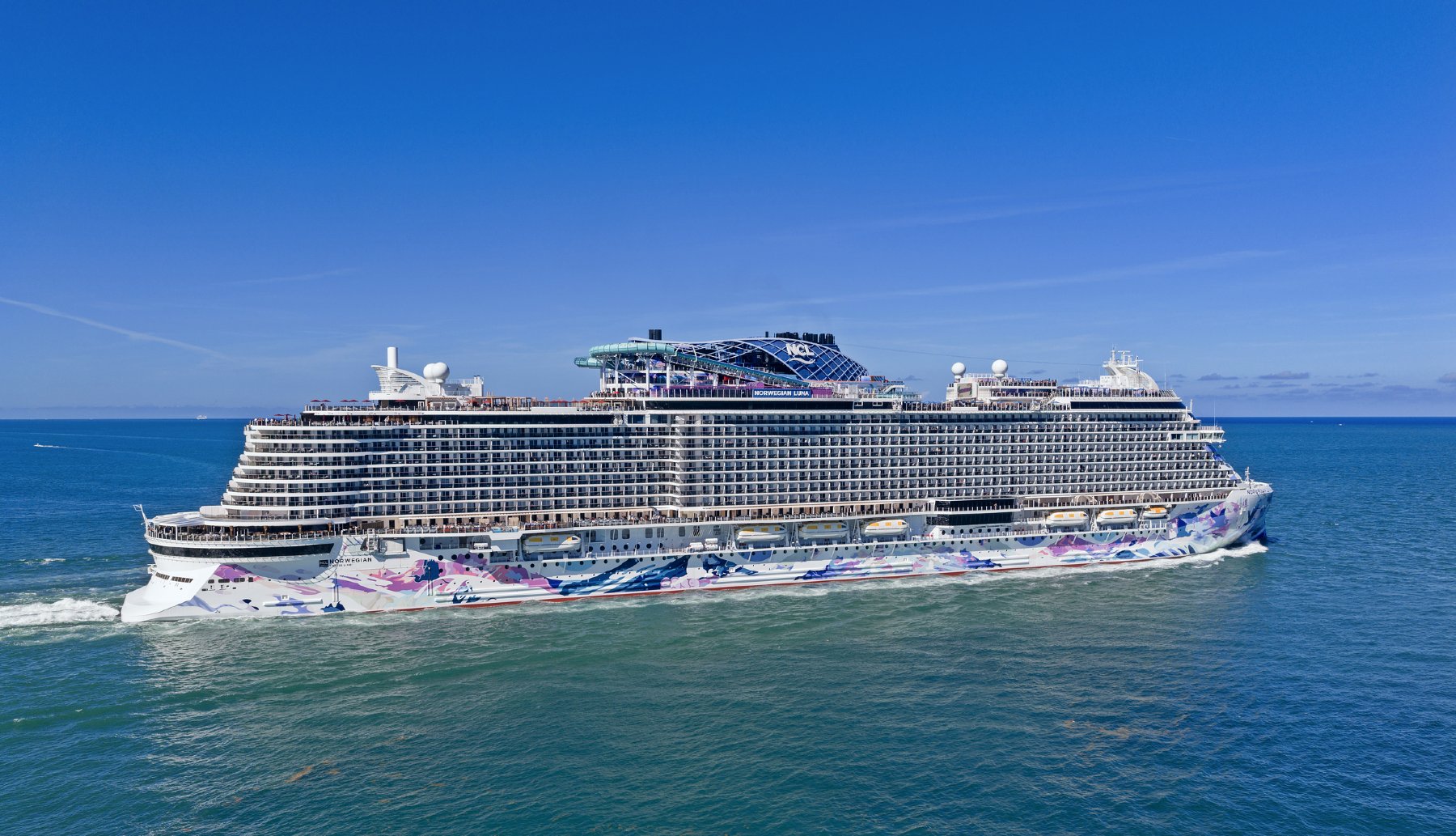 Norwegian Luna at sea